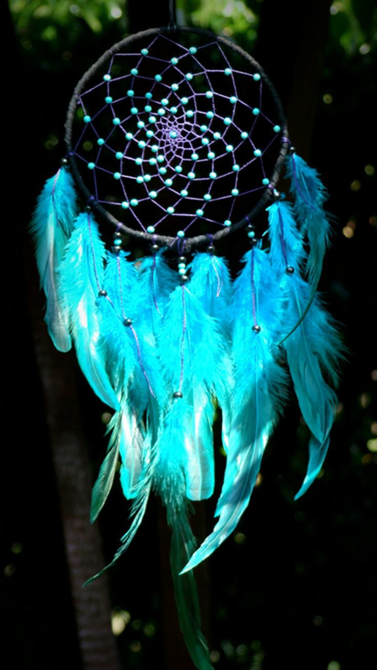 atrapasueños con plumas azules