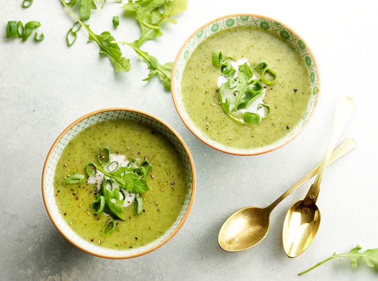 recetas sanas-bajas-calorias-opciones-rucula-sopa
