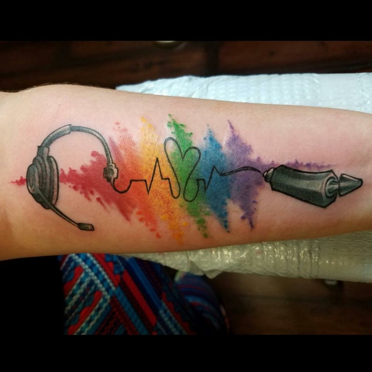 tatuaje-colorido-musical-corazon -latidos