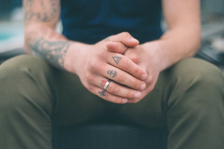 tatuaje-dedos-hombre-distintos-ideas