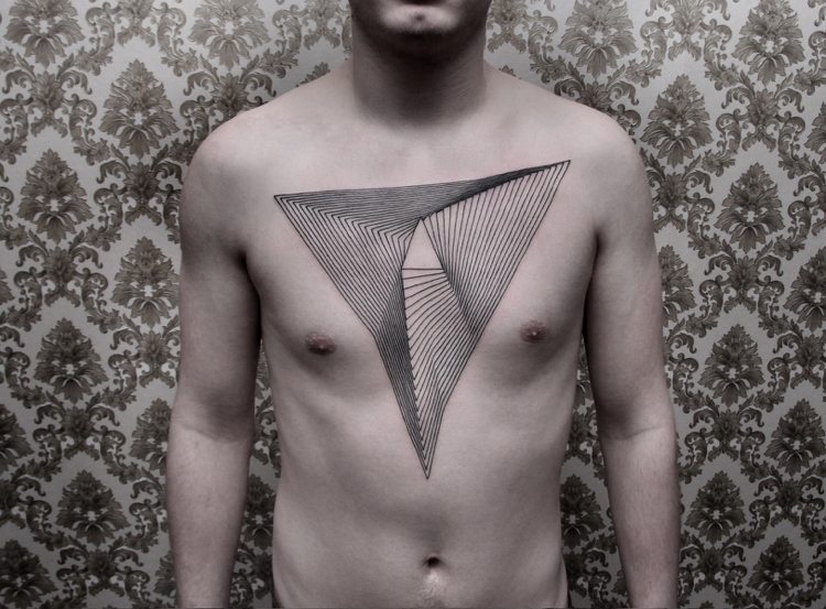 tatuaje motivos lineares triangulo pecho