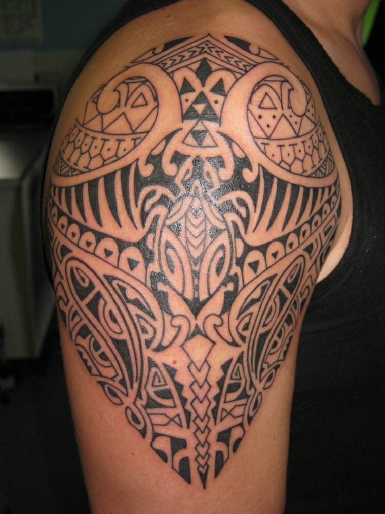 estupendo tatuaje maorí para hombre