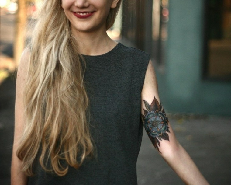 tatuajes con flores brazo mujer
