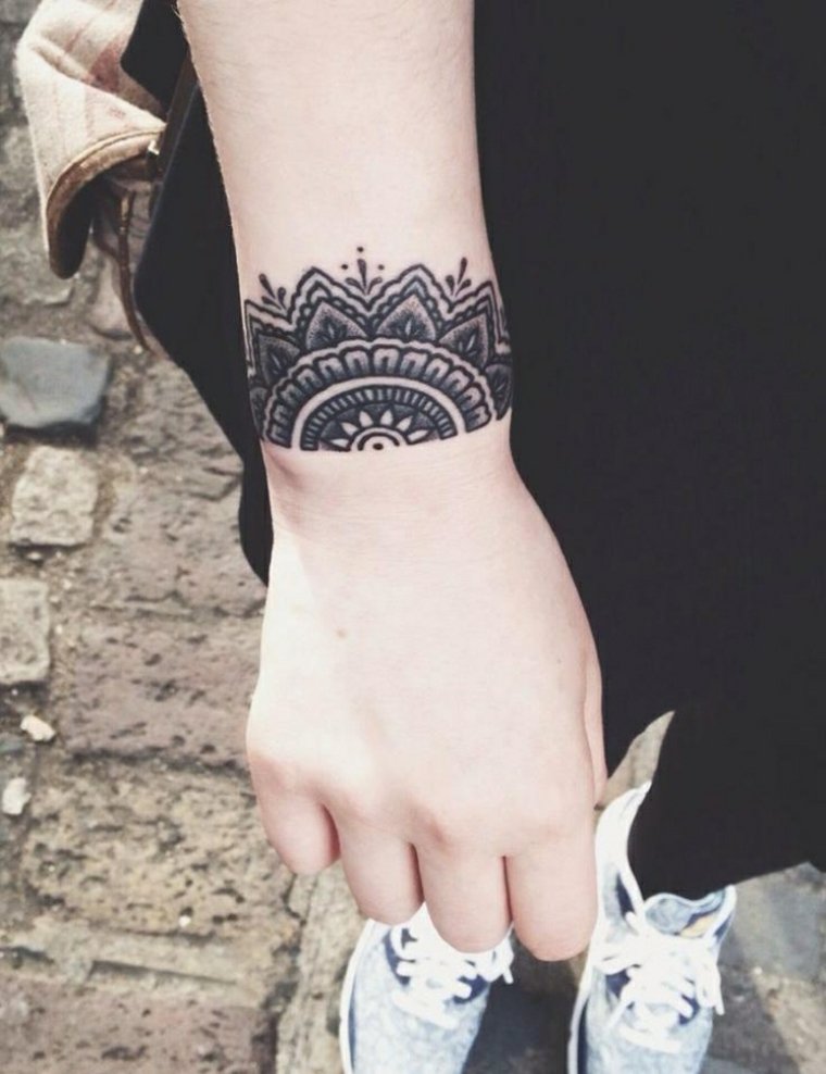 tatuajes con flores pulsera