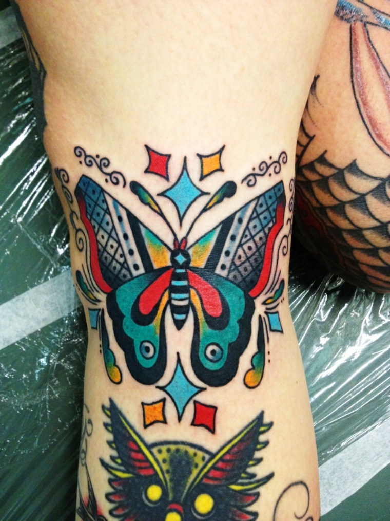 tatuajes con mariposas y flores