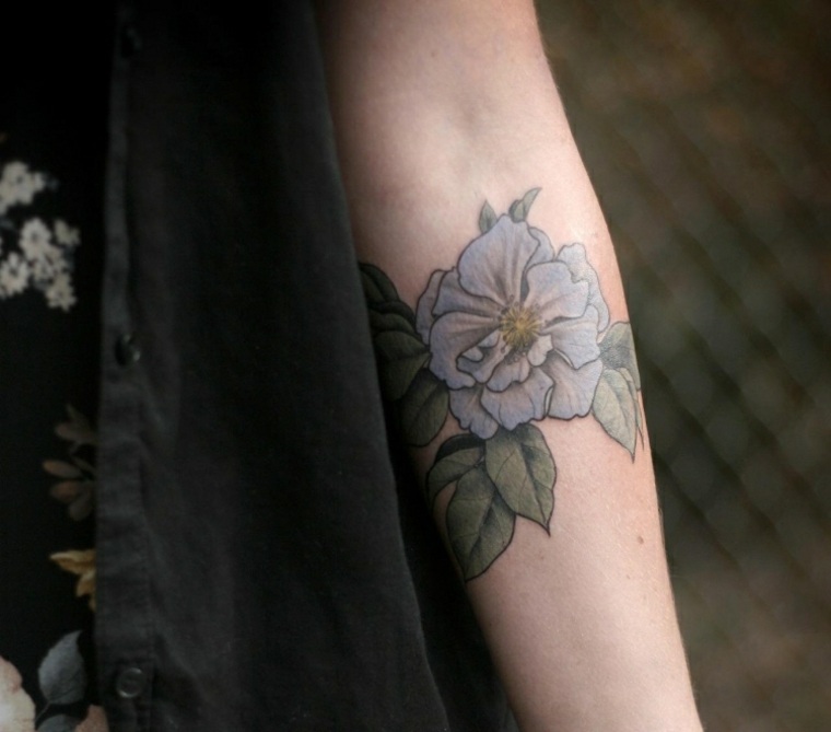 tatuajes de enredaderas con flores brazo