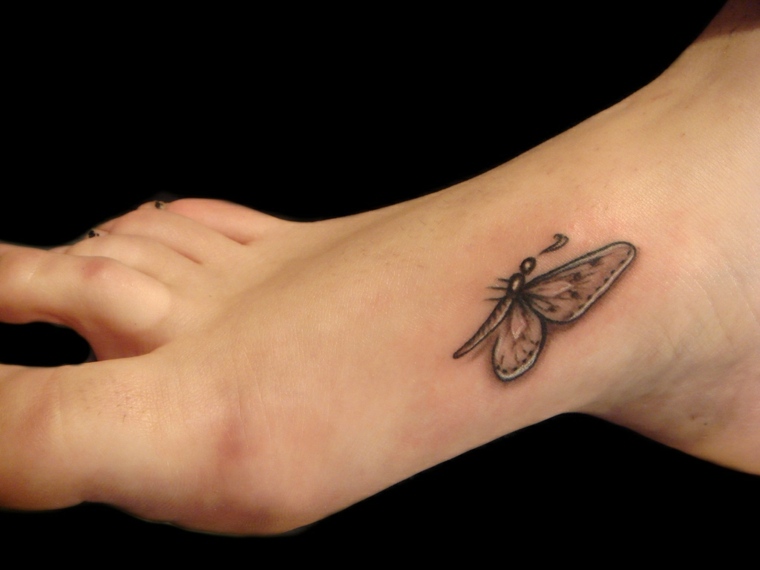 tatuajes-de-mariposas-pequenas-pie-ideas