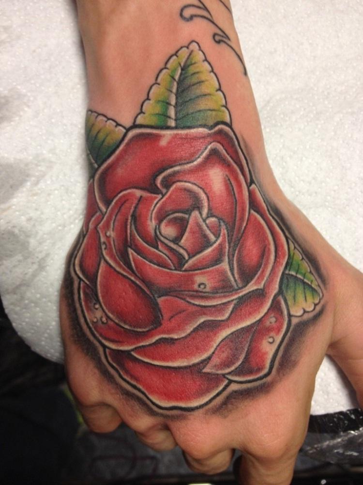 tatuajes de rosas-mano-opcioes-originales