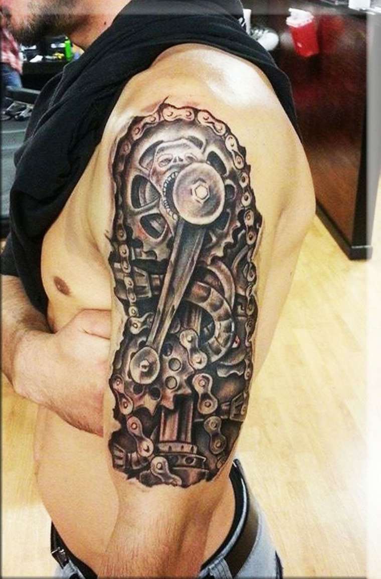 brazo con tatuaje