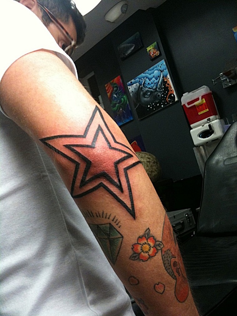 tatuajes-estrella-flores-disenos