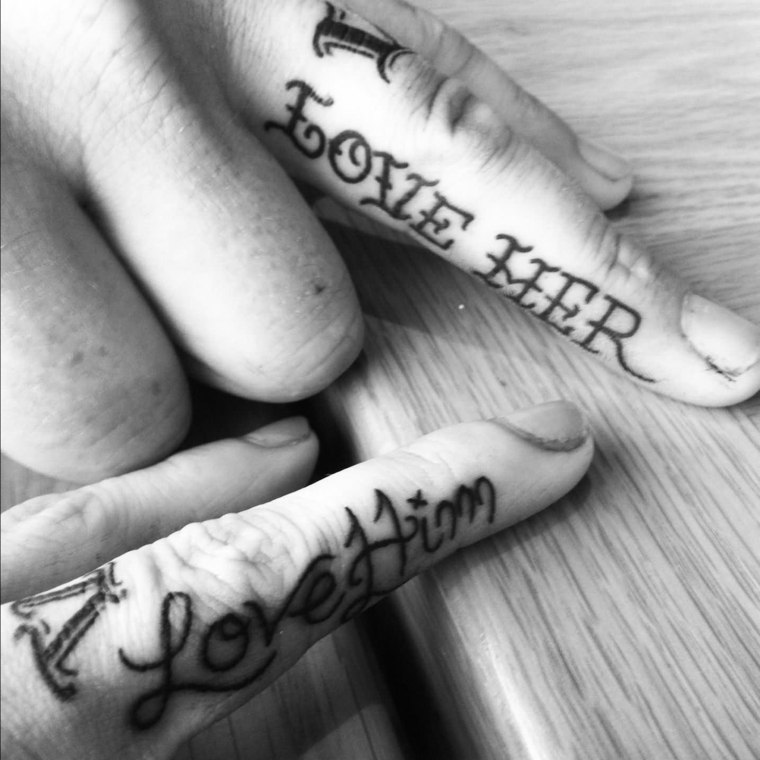 tatuajes para parejas-frases-dedos-opciones