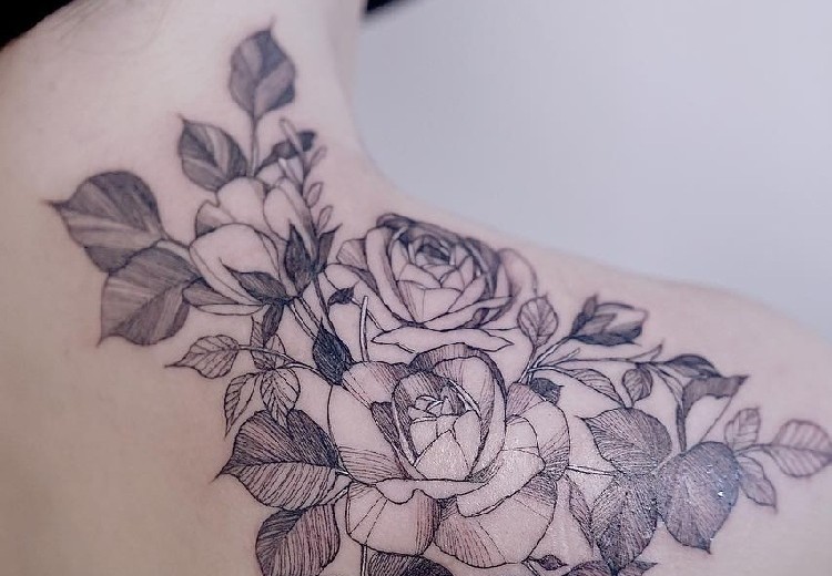 tatuajes-rosas-espalda-diseno-geometrico-estilo