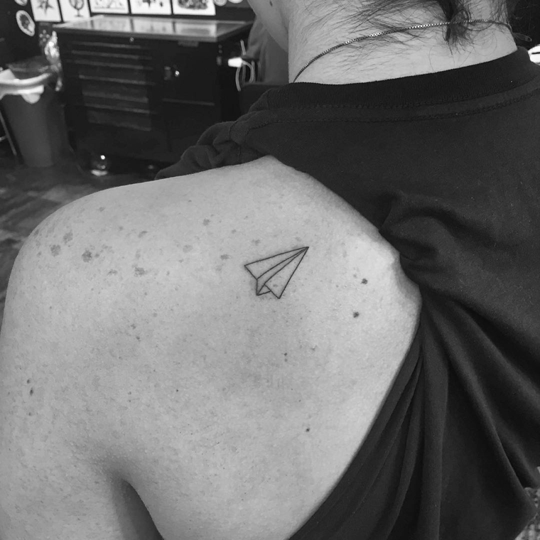 avion-papel-tatuaje-decilcado-estilo-minimalista