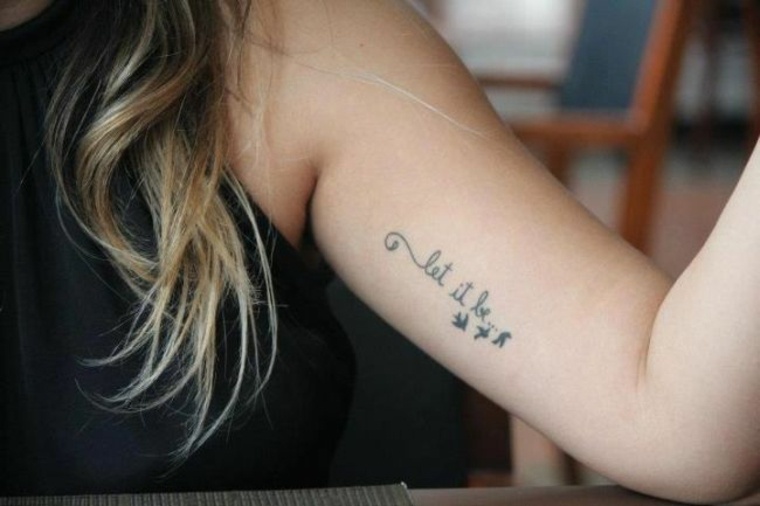 brazo tatuado frases positivas