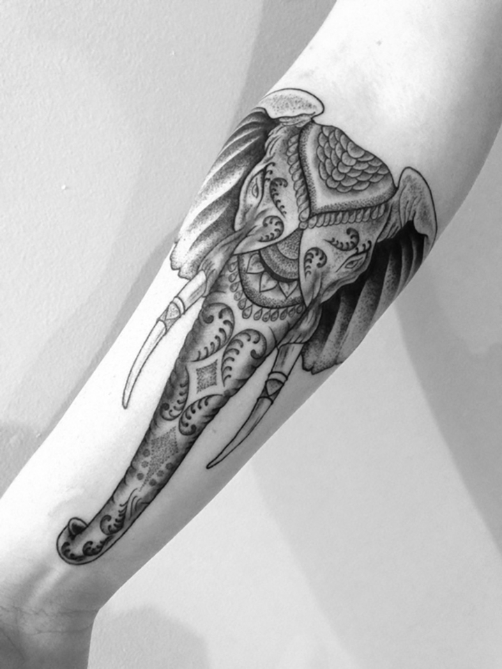 cabeza elefante tatuada tradicional