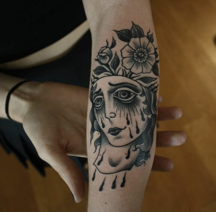 cara mujer tatuada realista