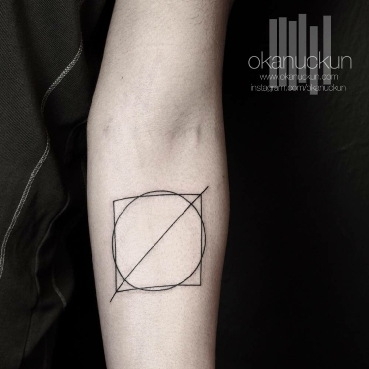combinacion simbolos tatuados brazo