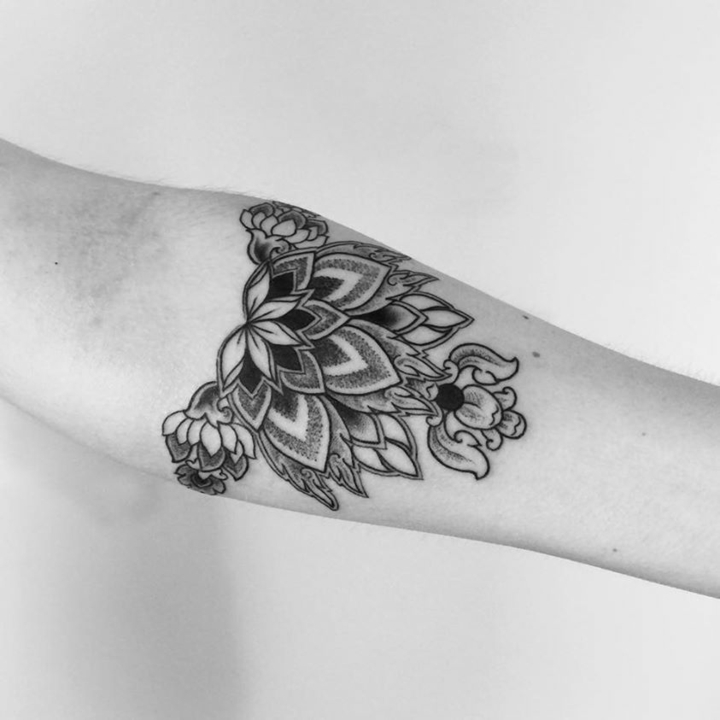 flor detalle tribal tatuaje
