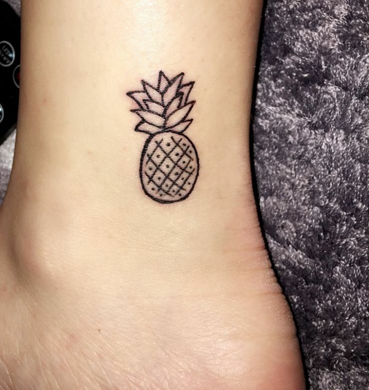 fruta tatuada tobillo femenino