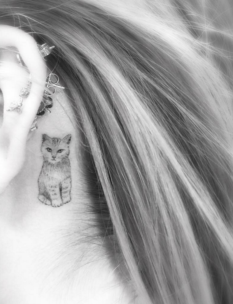 gato-detras-oreja-tatuajes-mujer