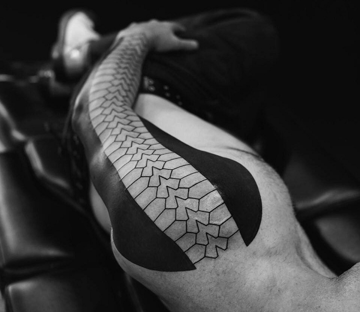 hombros tatuados formas geometricas