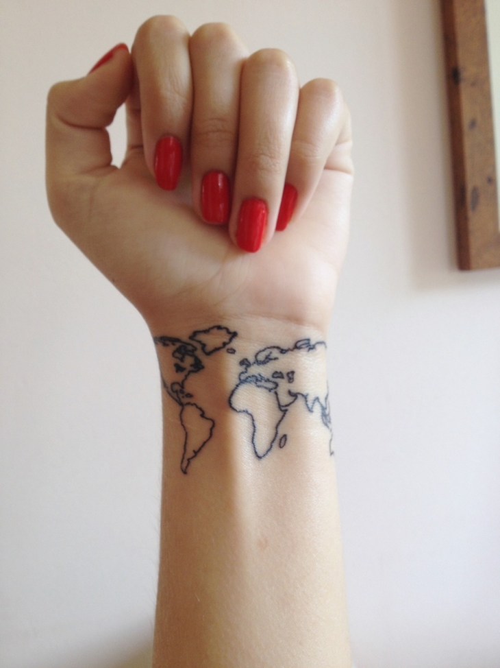 mapa universal manos tatuadas