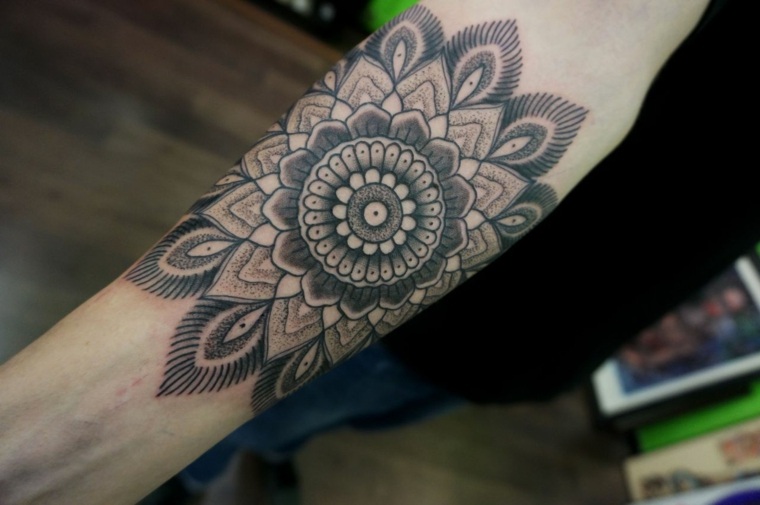 mandala-flor-mano-diseno-tatuaje