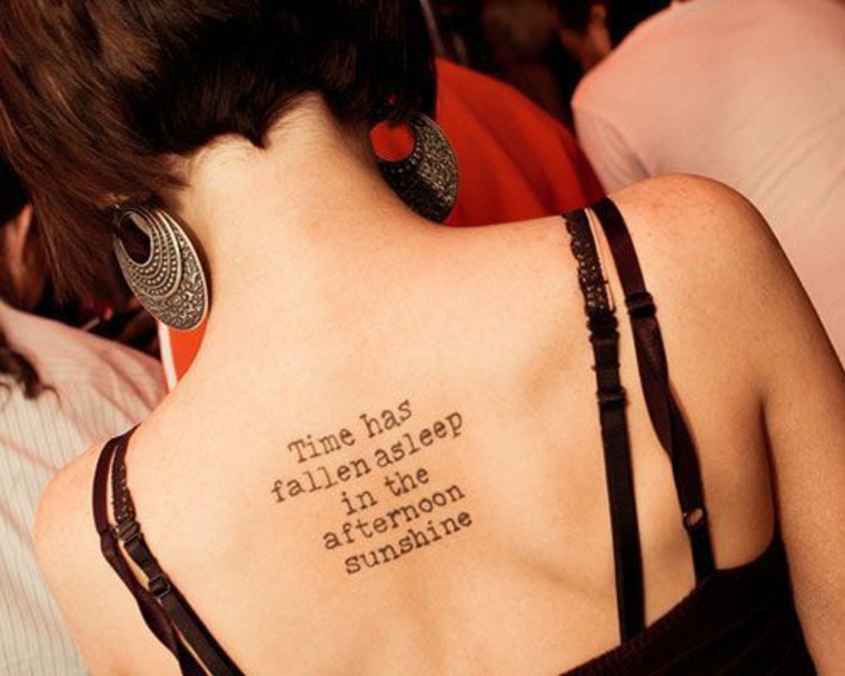 mujeres tatuadas espalda letras