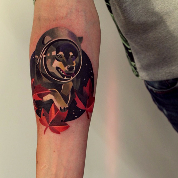 perro tatuado brazo colorido