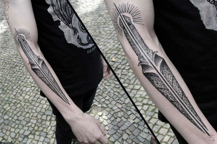 punta lanza tatuada antebrazo