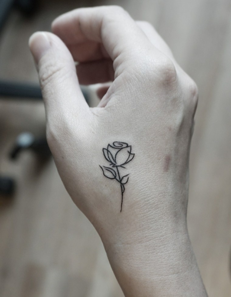 rosa-delicada-tatuaje-mano-mujer