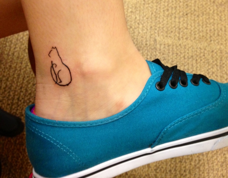 silueta gato tatuada moderna