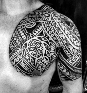 Tatuajes tribales masculinos y diseños mahoríes para el hombro