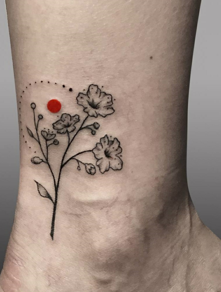 tatuaje-bello-flores-punto-rojo