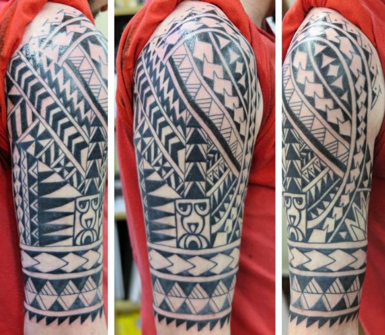 brazo con tatuajes