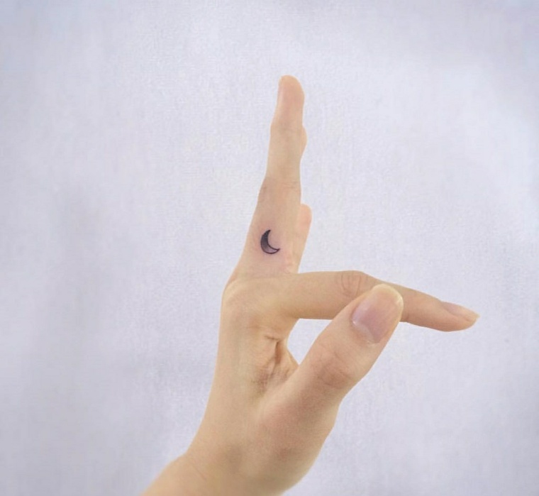 tatuaje-dedo-luna-pequenos-tatuajes-opciones