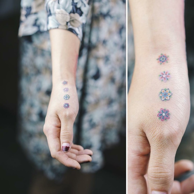 tatuaje-mano-mujer-flores-pequenas