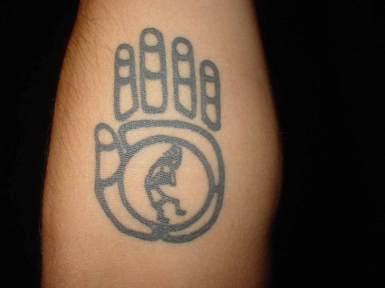 tatuaje mano simbolo indio