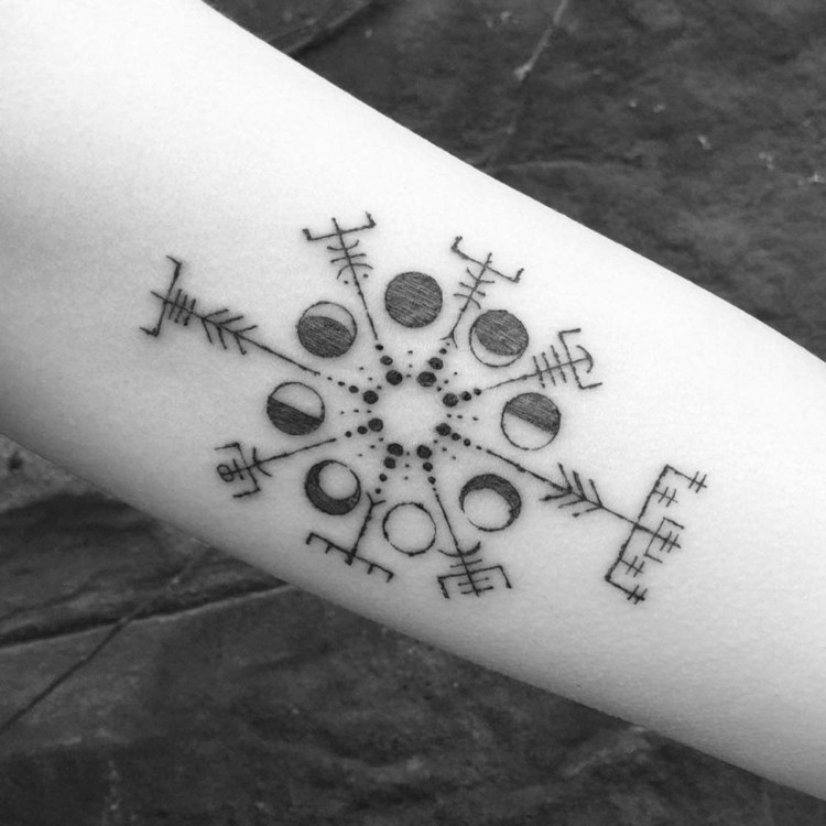 tatuaje nordico simbolos brazo