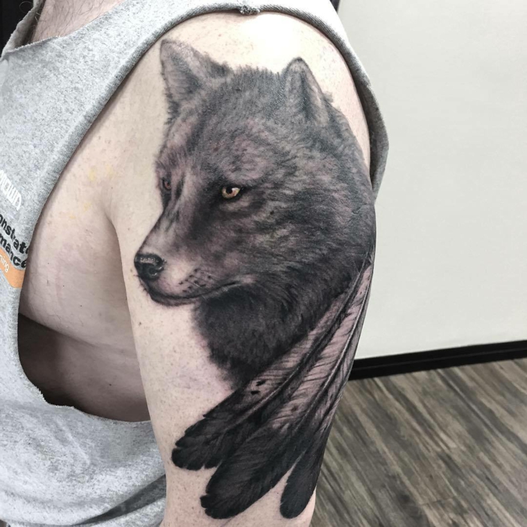 tatuajes-de-lobos-plumas-opciones