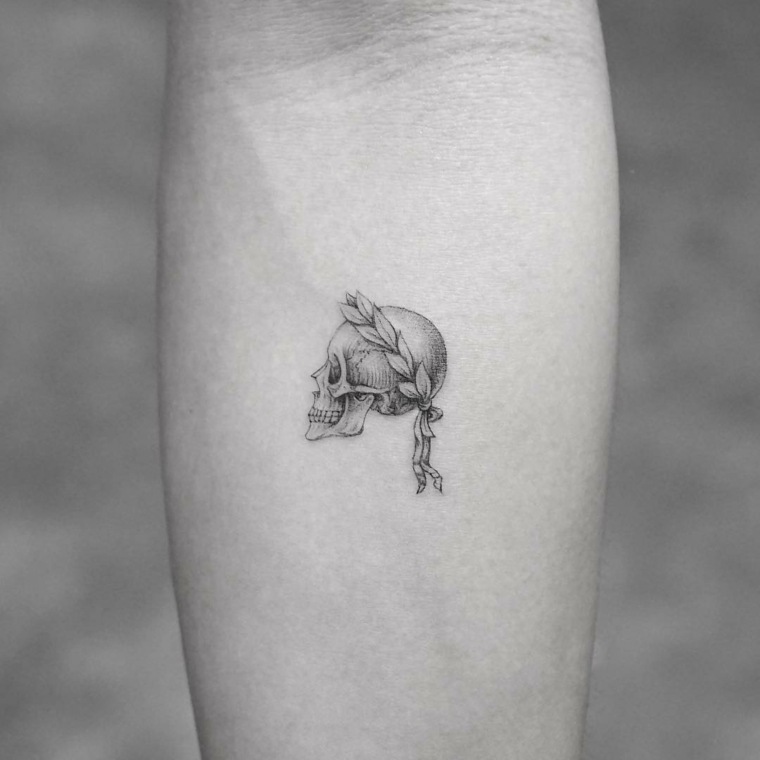 tatuajes-delicados-mujer-calavera-pequena-estilo-moderno