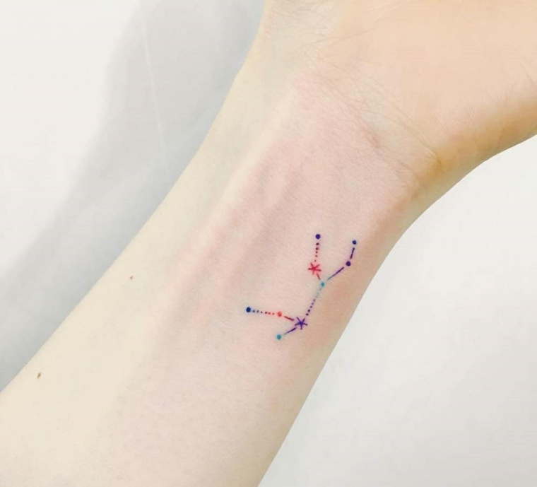 tatuajes-delicados-mujer-constelacion-diseno