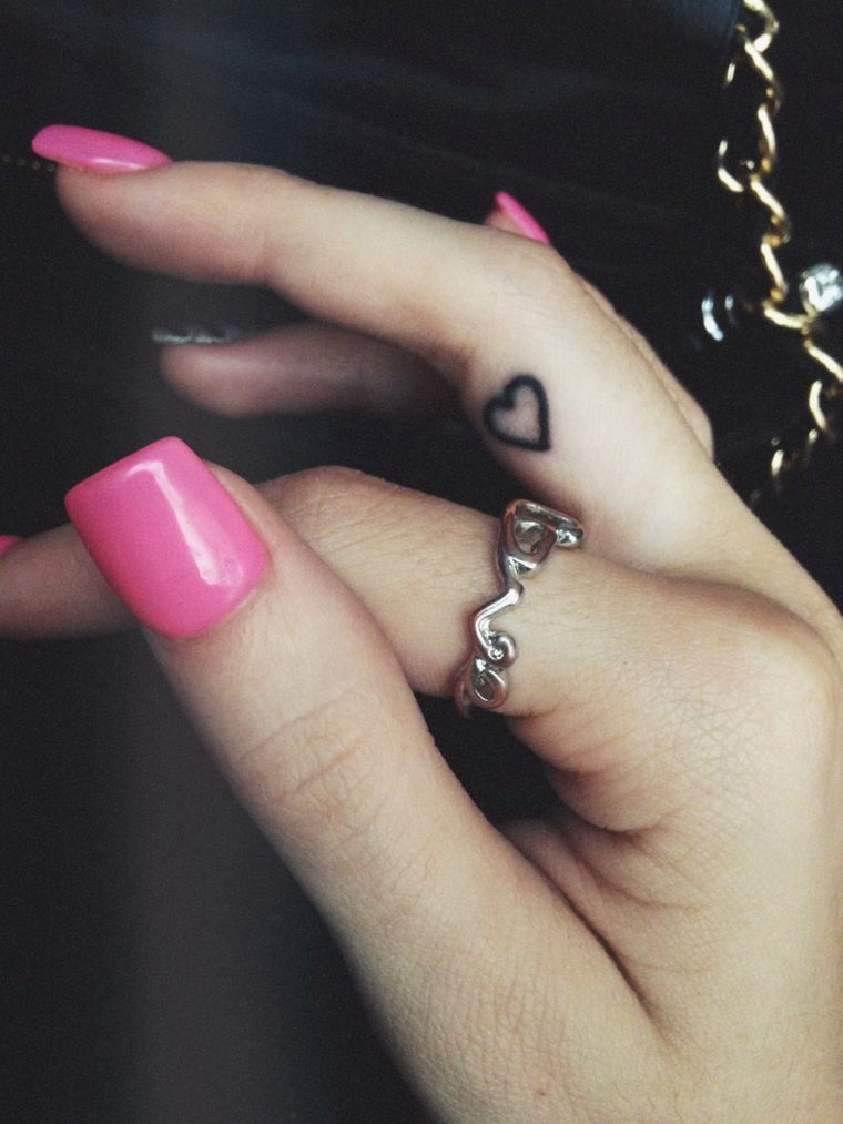 tatuajes-elegantes-mujeres-corazon-dedo