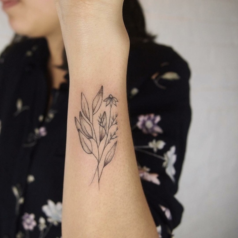 tatuajes-elegantes-mujeres-flores-mano-estilo