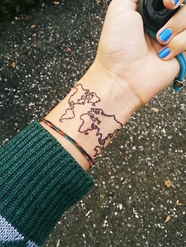 tatuajes-elegantes-mujeres-mapa-mundo