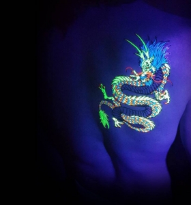 Tatuajes originales ideas para diseños que resplandecen en la noche