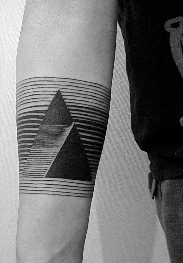 tatuajes-para-hombres-diseno-geometrico-triangulo-lineas-negras