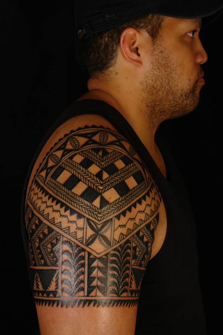 tatu con tribales mahoríes