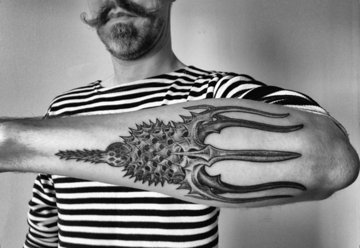tridente tatuado especial brazo 