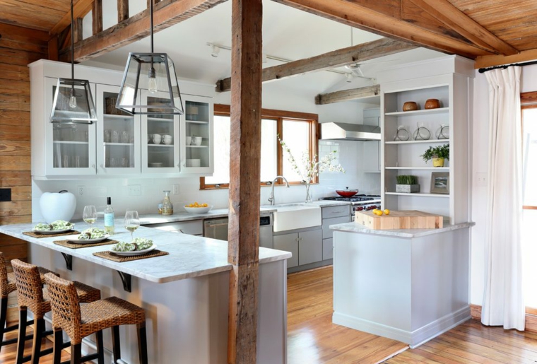 cocina con viga de madera rústica